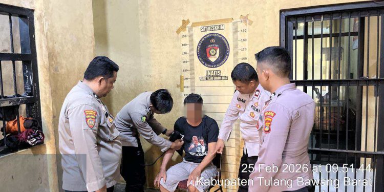 Pastikan Tahanan Sehat, Sie Dokkes Polres Tulang Bawang Barat Rutin Cek Kesehatan Tahanan