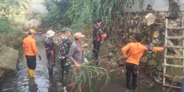 Serka Supriyadi Bersama Forkopimca TKP Bersihkan Aliran Sungai