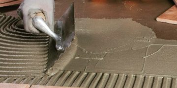 Tips Mengaplikasikan Perekat Keramik agar Hasil Rapi dan Tahan Lama