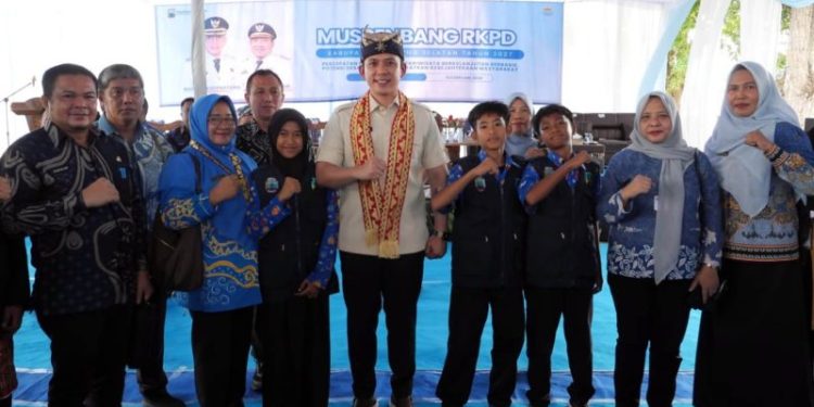 Berani Suarakan Aspirasi di Musrenbang, Tiga Siswa SMPN Satap 2 Kalianda Dapat Tabungan Pendidikan dari Bupati Egi