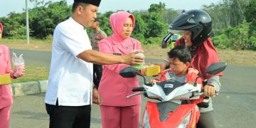 Pererat Kedekatan dengan Masyarakat, Kapolres Pimpin Langsung Aksi Berbagi Takjil di Depan Mako Polres Tulang Bawang Barat