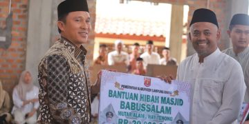 Safari Ramadhan di Way Tenong, Parosil Mabsus Indahkan Usulan Masyarakat Perbaiki Jalan Putus