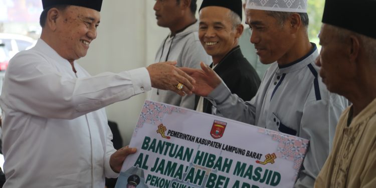 Lakukan Safari Ramadhan, Wabup Mad Hasnurin Serap Aspirasi dan Serahkan Bantuan untuk Masjid Al-Jamaah Belappau