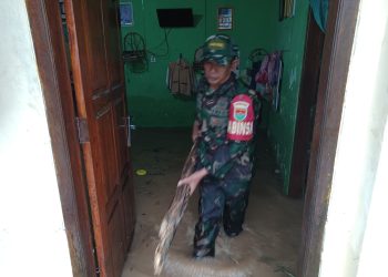 Anggota Babinsa Koramil 410-05/TK, Bantu Warga Terdampak Banjir