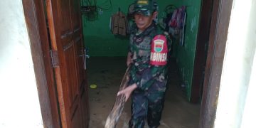 Anggota Babinsa Koramil 410-05/TK, Bantu Warga Terdampak Banjir