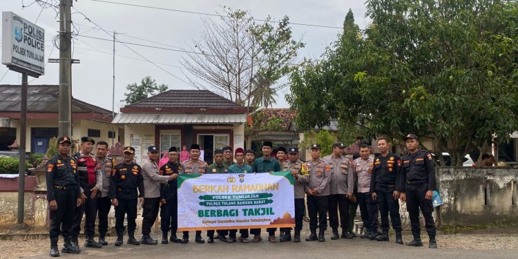 Polsek Tumijajar dan Bhayangkari Berbagi Takjil di depan Mako,Tebar Kepedulian di Bulan Ramadhan