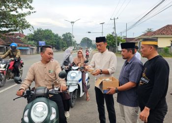Ramadhan Berbagi, Sat Intelkam Polres Tubaba Bagikan Takjil di Jalan Raya Simpang Uluan Nughik Panaragan Jaya