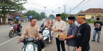 Ramadhan Berbagi, Sat Intelkam Polres Tubaba Bagikan Takjil di Jalan Raya Simpang Uluan Nughik Panaragan Jaya