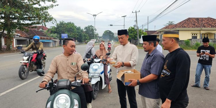 Ramadhan Berbagi, Sat Intelkam Polres Tubaba Bagikan Takjil di Jalan Raya Simpang Uluan Nughik Panaragan Jaya