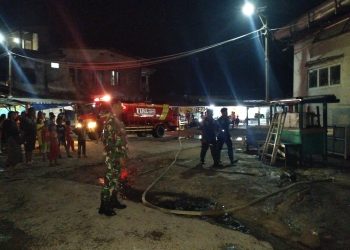 Serka M. Fikri Bersama Tim Gabungan Bergerak Cepat Melakukan Pemadaman Api