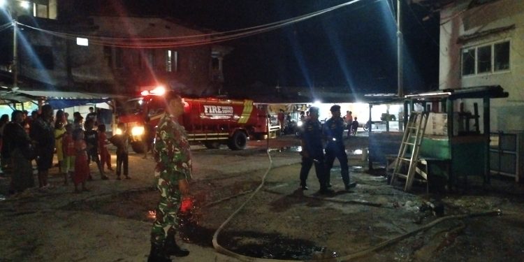 Serka M. Fikri Bersama Tim Gabungan Bergerak Cepat Melakukan Pemadaman Api
