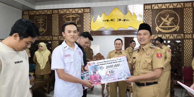 Bupati Lampung Barat Serahkan Bantuan Pesta Sekura Cakak Buah, Minta Jaga Marwah Budaya Sekura
