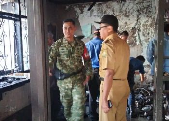 Babinsa Koramil 410-05/TKP,  Siaga Membantu Proses Pemadaman Kebakaran yang Melanda Cafe Suba