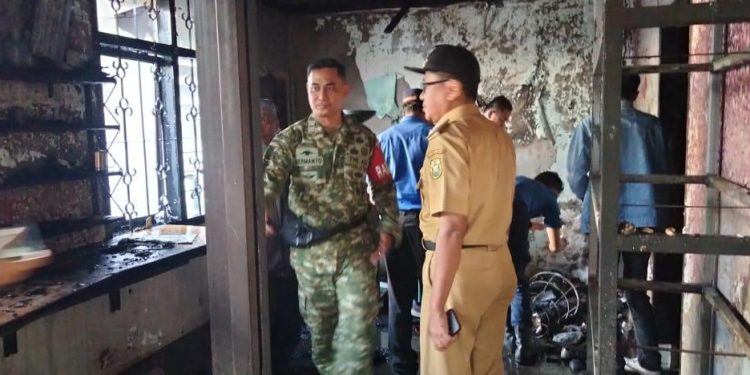 Babinsa Koramil 410-05/TKP,  Siaga Membantu Proses Pemadaman Kebakaran yang Melanda Cafe Suba