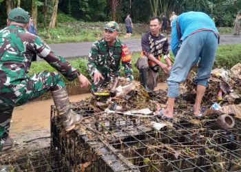 Serka Novriadi dengan Sigap Atasi Banjir