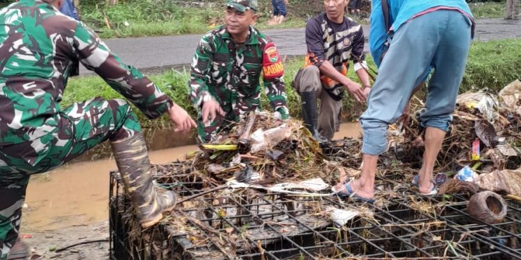 Serka Novriadi dengan Sigap Atasi Banjir