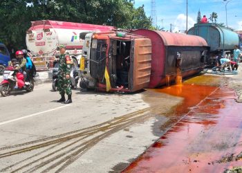 Koptu Romy dengan Sigap Evakuasi Korban Truck Bermuatan Minyak Sawit