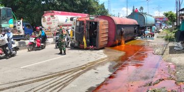 Koptu Romy dengan Sigap Evakuasi Korban Truck Bermuatan Minyak Sawit