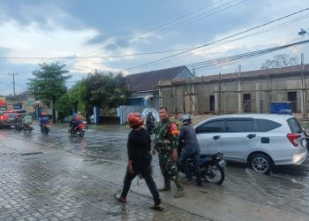 Sertu Subianto Monitor Langsung Keadaan Genangan Air