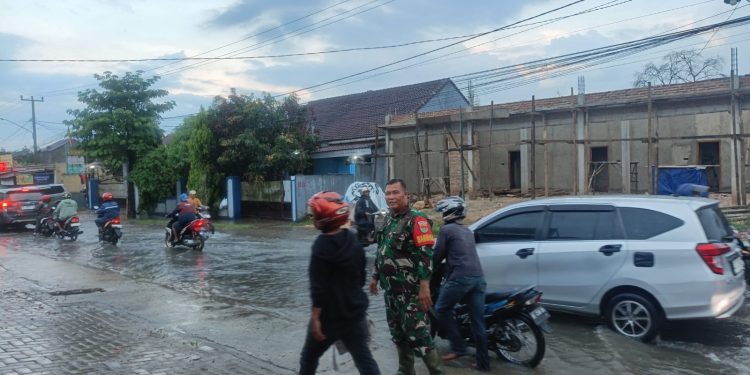 Sertu Subianto Monitor Langsung Keadaan Genangan Air