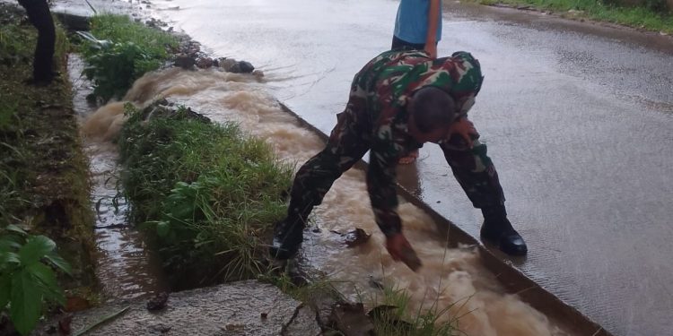 Sertu Andreswan dari Koramil 410-01/PJG, Monitor Titik Rawan dan Pastikan Keselamatan Warga