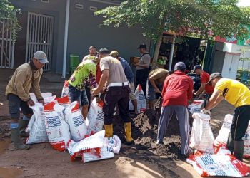 Rayakan Hari Buruh, Polsek Dente Teladas “Rayakan Hari Buruh, Polsek Dente Teladas “Serbu” Jalan Rusak Bersama Ratusan Warga