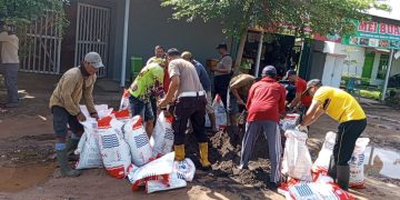 Rayakan Hari Buruh, Polsek Dente Teladas “Rayakan Hari Buruh, Polsek Dente Teladas “Serbu” Jalan Rusak Bersama Ratusan Warga