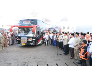 Ditandai Pengibaran Bendera, Bupati Parosil Lepas Keberangkatan 207 Jamaah Calon Haji dari Lampung Barat