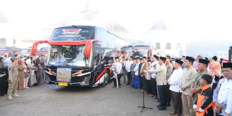 Ditandai Pengibaran Bendera, Bupati Parosil Lepas Keberangkatan 207 Jamaah Calon Haji dari Lampung Barat