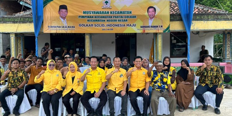 Muscam Partai Golkar Negeri Besar, Dr Darlian Pone Lantik Asmawati sebagai Ketua Pimpinan Kecamatan