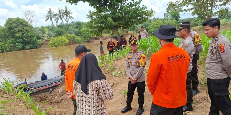 Diduga 2 Orang Hanyut Terbawa Arus Sungai Way Umpu, Polisi dan BPBD Way Kanan Masih Melakukan Pencarian