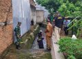Semangat Gotong Royong,Sertu Sugianto Langsung Terjun Langsung Bersama Warga Bersihkan Selokan