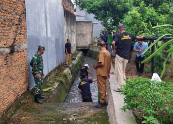 Semangat Gotong Royong,Sertu Sugianto Langsung Terjun Langsung Bersama Warga Bersihkan Selokan