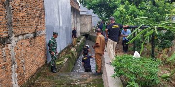 Semangat Gotong Royong,Sertu Sugianto Langsung Terjun Langsung Bersama Warga Bersihkan Selokan