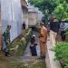 Semangat Gotong Royong,Sertu Sugianto Langsung Terjun Langsung Bersama Warga Bersihkan Selokan