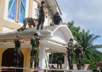 Kodim 0427/Way Kanan Melaksanakan Kegiatan Karya Bhakti Pengecatan Tempat Ibadah Gereja HKBP Way Tuba