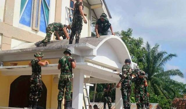 Kodim 0427/Way Kanan Melaksanakan Kegiatan Karya Bhakti Pengecatan Tempat Ibadah Gereja HKBP Way Tuba