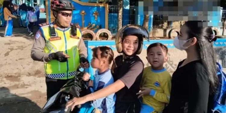Satlantas Polres Way Kanan Melaksanakan Kegiatan Pengamanan dan Gatur Lalin