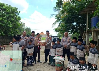 Jumat Berkah, Polsek Lambu Kibang  Berbagi Sembako Kepada Santri Pondok Pesantren Minhajut Tulat
