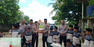Jumat Berkah, Polsek Lambu Kibang  Berbagi Sembako Kepada Santri Pondok Pesantren Minhajut Tulat