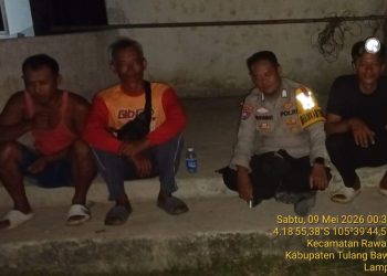 Tengah Malam Buta, Bhabinkamtibmas Bersama Warga Jaga Kampung Cegah Kriminalitas