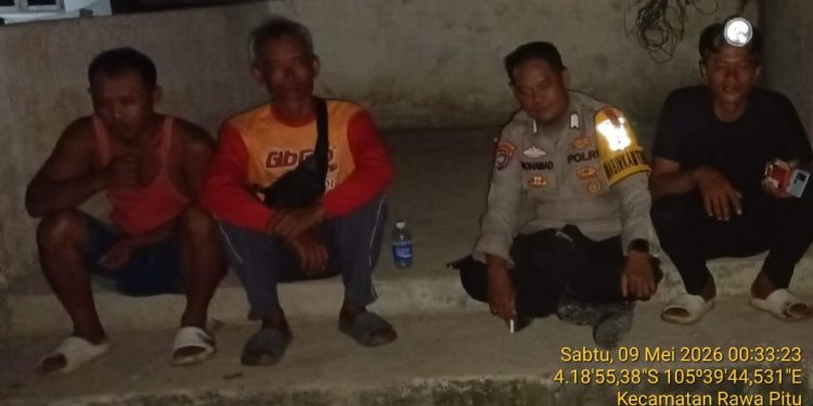Tengah Malam Buta, Bhabinkamtibmas Bersama Warga Jaga Kampung Cegah Kriminalitas